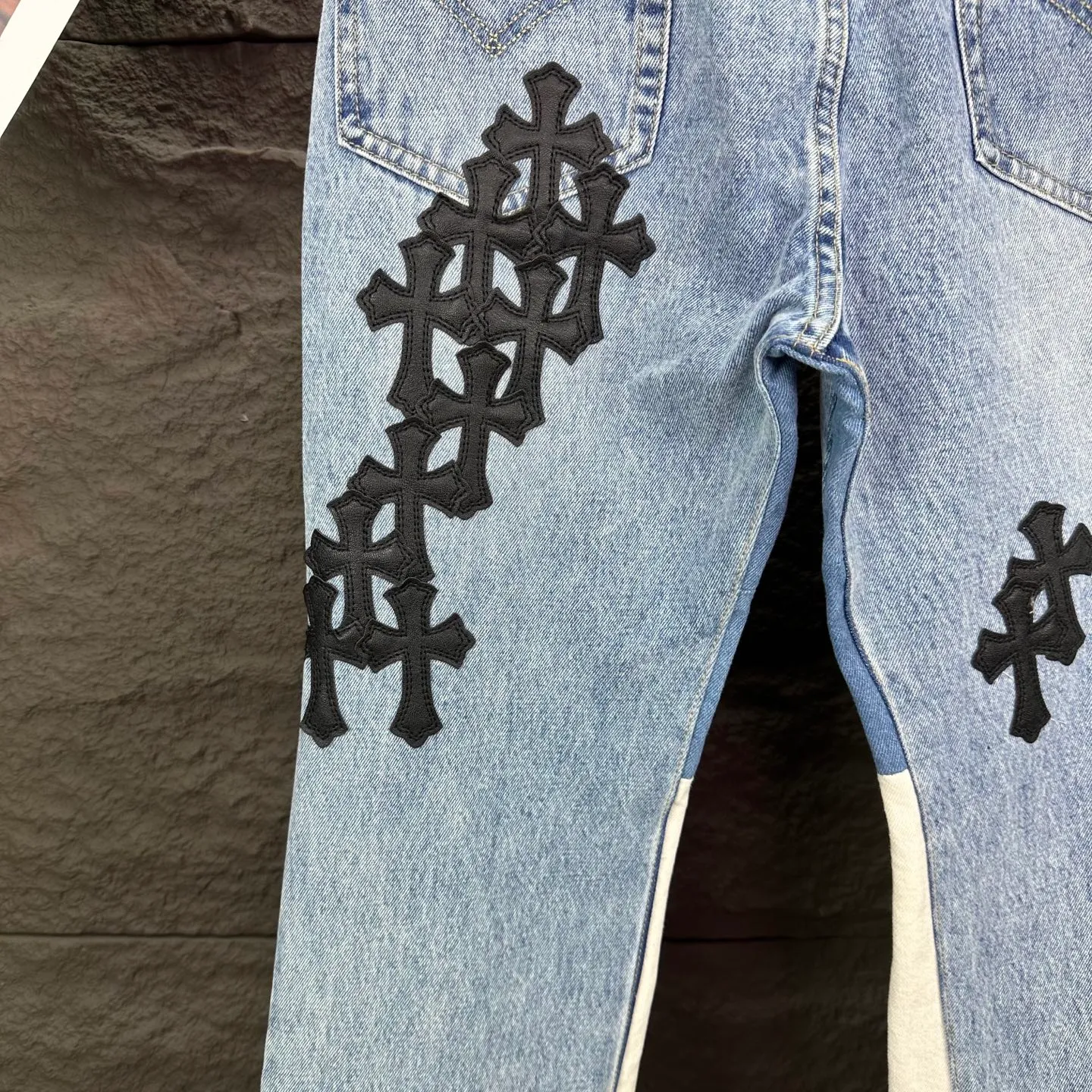 P290 GALLERY DEPT. & Croixin co-branded 2025 new limited-edition black large cross leather couple's bootcut jeans 🔥High version🔥High version🔥 Top ceiling quality Styles with different washed textures are very friendly to people with thin legs and thick legs. The bootcut version is very flattering to the leg shape. Moderate length that never goes out of style, easy and casual to match, basic styling for various styles, a must-have in the wardrobe! The fabric is stiff but also makes the upper body soft without losing texture. The washing process is even more perfect. It is a must-have item for everyone! ! ! Washed wheat, hang tag, pants label, three complete labels, color: blue, size: 28, 30, 32, 34, 36 (five sizes)